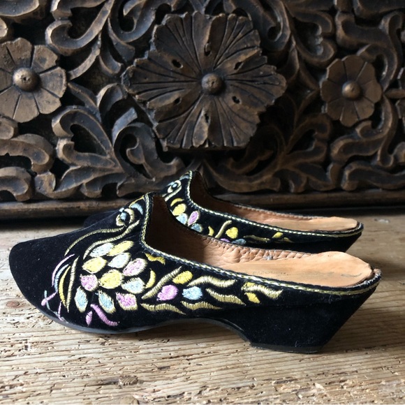 Vintage Black Velvet Metallic Gold Embroidered Ornate Handmade Babouche Mules - Picture 6 of 16